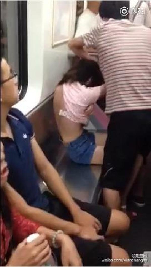 武汉地铁女子抢座 上演“撕衣大战”