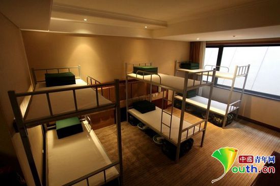 武警进驻全国两会代表团住地：五星级酒店标间放了三张高低床